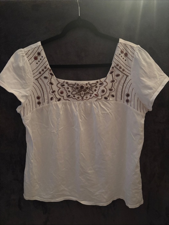 Classic Elements Tops - Embroidered Square-Neck Cotton Top - White with Brown Detail